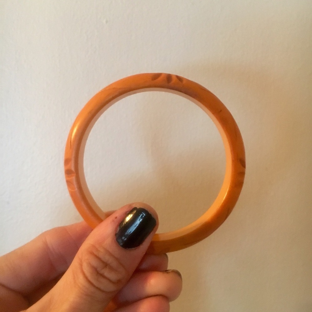 Bakelite bagels & cuff vintage jewelry lot - Picture 4 of 6